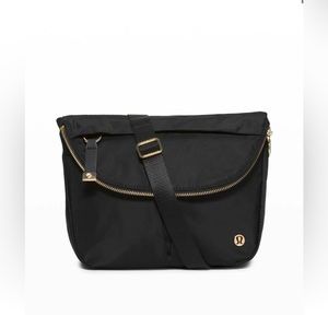 EUC LULULEMON FESTIVAL BAG CROSSBODY BLACK & GOLD 5L